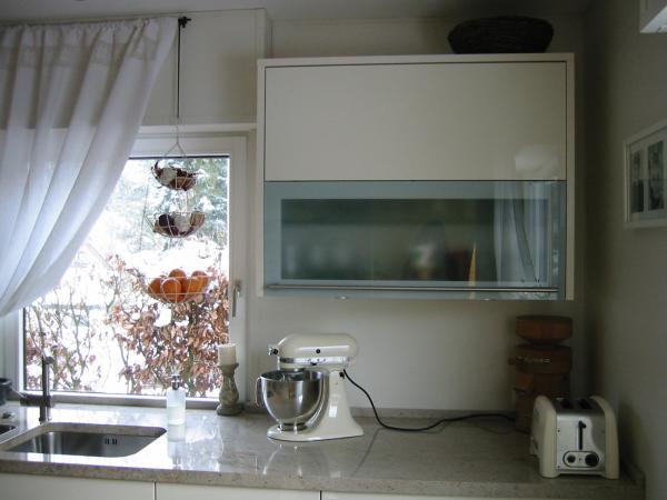 Akzentglas-Lifttüren-Hängeschrank mit Mühle und KA-Küchenmaschine und KA-Toaster