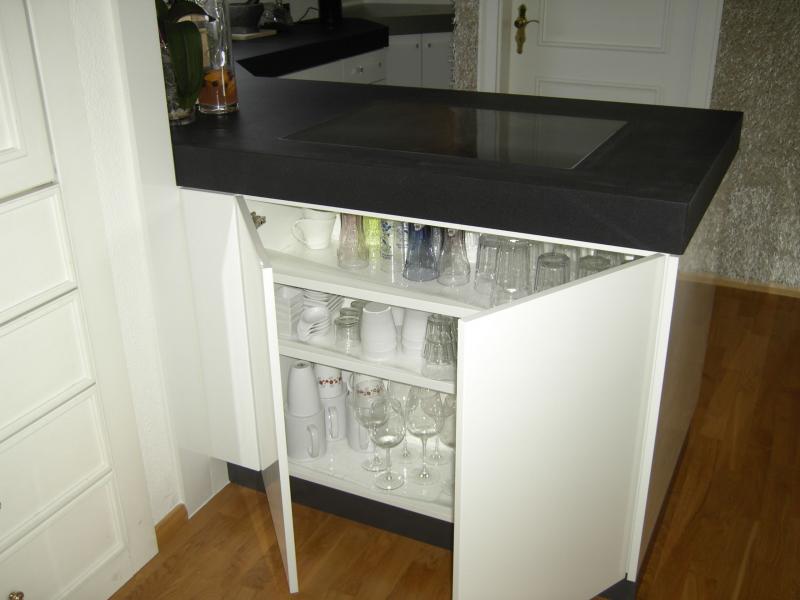 an der Insel aussen ein Gläserschrank