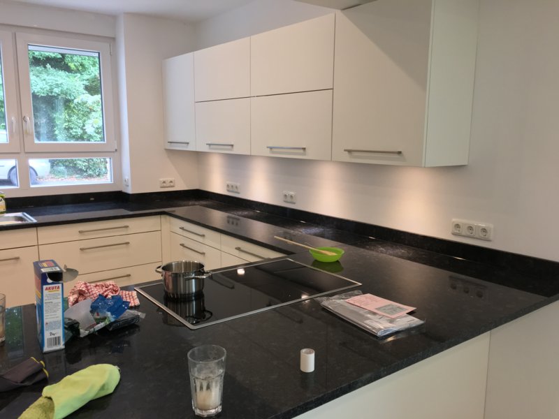 Ballerina Küche mit Naturstein-Arbeitsplatte