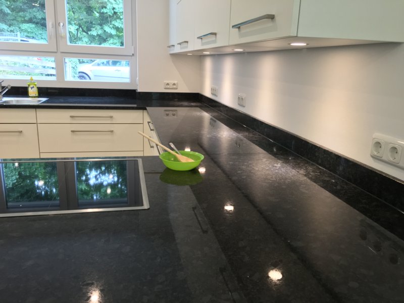 Ballerina Küche mit Naturstein-Arbeitsplatte