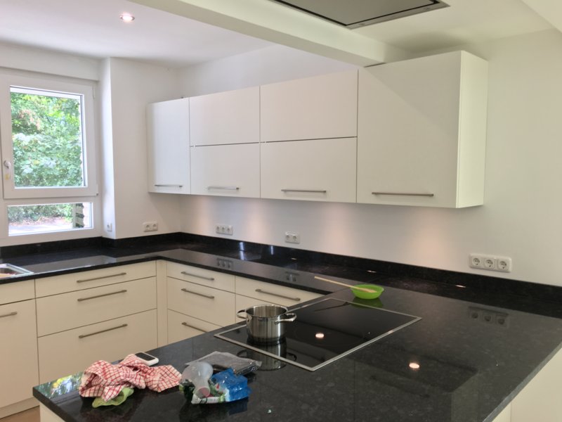 Ballerina Küche mit Naturstein-Arbeitsplatte