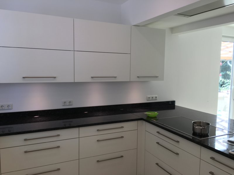 Ballerina Küche mit Naturstein-Arbeitsplatte