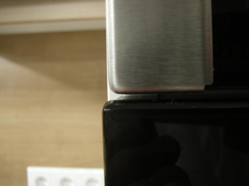 Der Backofen (unten) steht ca 2mm weiter nach links als die Microwelle (oben) - linke Seite