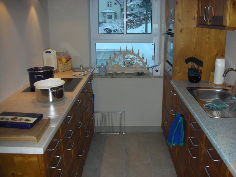 Die noch nicht fertige Küche (Keramikarbeitsplatte fehlt noch) und ihr Zeilenabstand. Genau 93 cm zwischen den Vorderkanten der APL