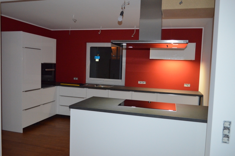 dreiviertel fertige Küche