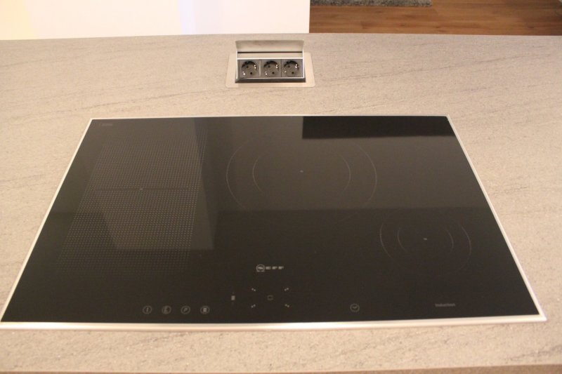 Herunterklappbare Steckdosen hinter dem 80er Nefffeld