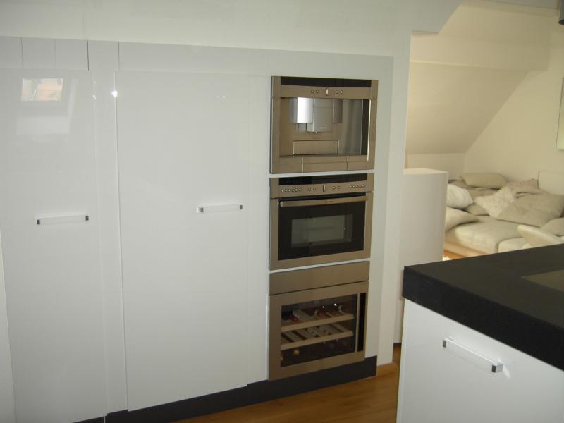 Hochschrankwand, in die Wand zum Dach integriert.