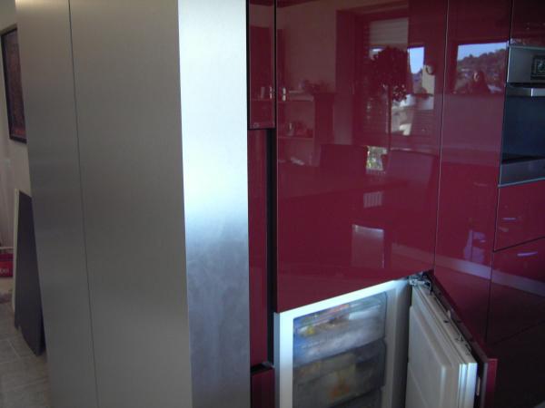 Innovation Griffblende (3)
Jetzt lässt sich der Kühlschrank einfach öffnen. Das ganze  ist eine flüssige Bewegung