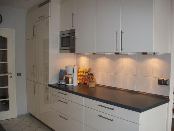 k neue Küche 2010 Linke zeile mit Kühl/Gefrierkombi groß und Vorratsschrank mit Auszügen