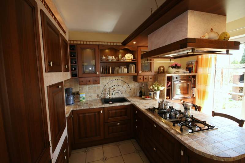 kleine Küche 
schwer zu fotografieren
Front Massivholz nussbaumfarbig
Platte gefliest - Naturstein SCABAS 10x10cm
Muratura auf Maß mit Antik-Effektlackierung