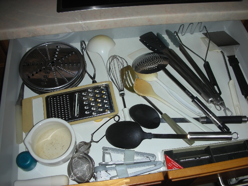 Kochfeldseite - 80er unter Kochfeld - Schublade 1
Kochbesteck etc.