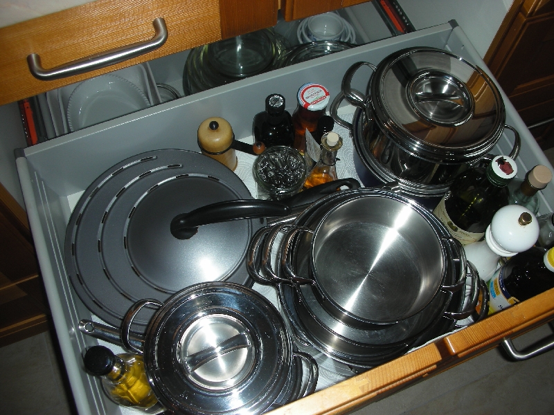 Kochfeldseite - 80er unter Kochfeld - verbundene Schublade 2 und Auszug 1 = 3 Raster
Kochtöpfe - Öle, Essig etc.