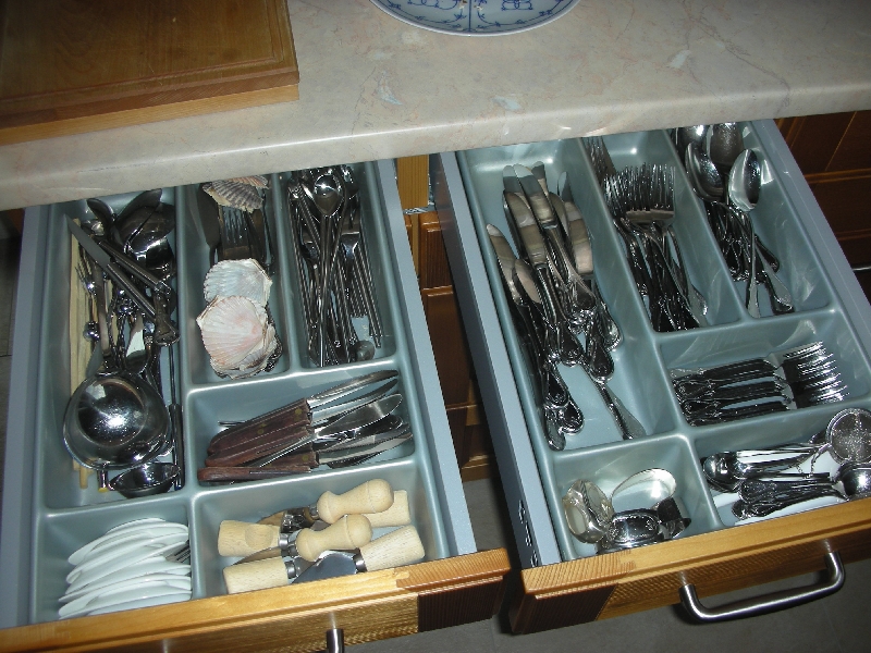 Kochfeldseite - neuer 80er - Schublade 1 .. sind 2-geteilt
Servier- und Sonderbesteck sowie Essbesteck