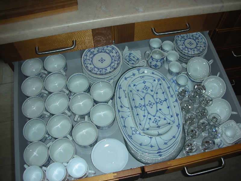 Kochfeldseite - neuer 80er - Schublade 2
Kaffeetassen, Servierplatten, Untertassen, Schnapsgläser, Espressotassen, Eierbecher usw.