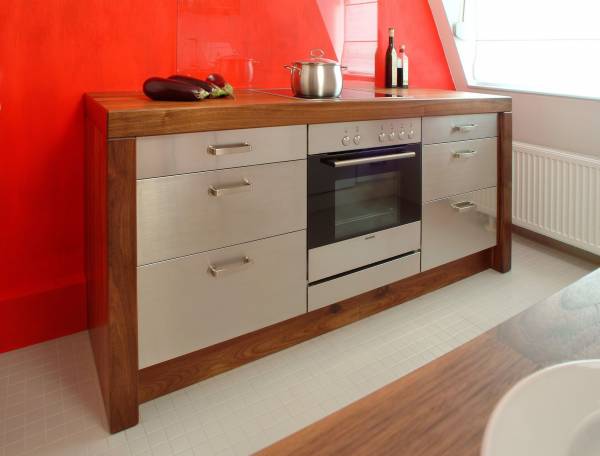 Kochtisch in Edelstahl und Nußbaum