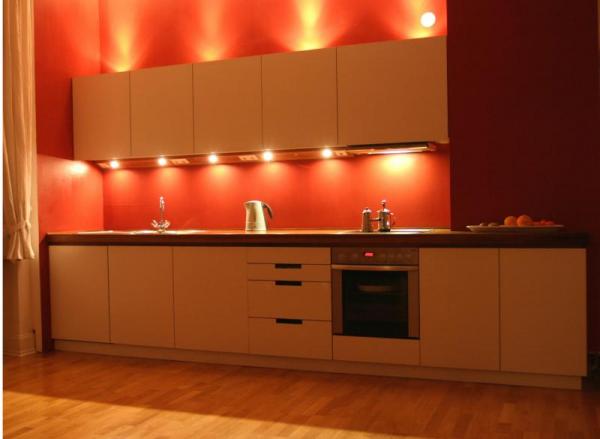 Kompakte Küche in Schichtstoff und Nußbaum