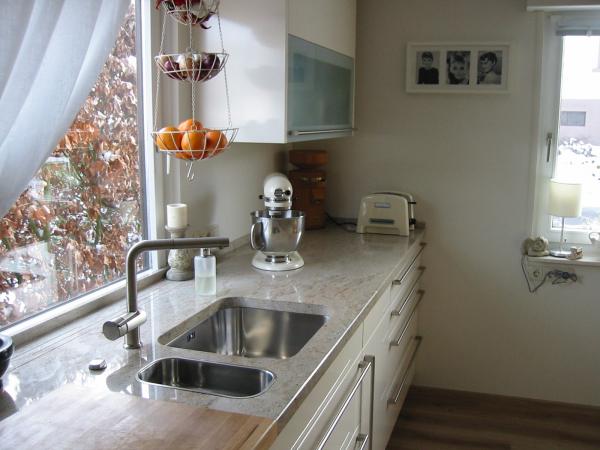 Küchenzeile mit 75 cm übertiefen Granit-Arbeitsplatte