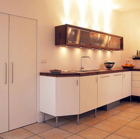 Kühlschrank in Wandnische und Durchgang zur Speisekammer