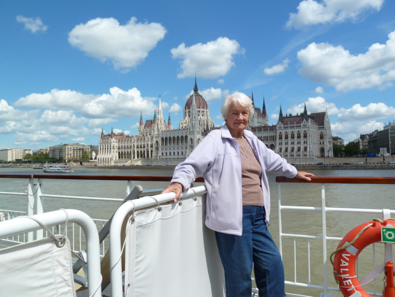 Mama vor dem Parlament in Budapest