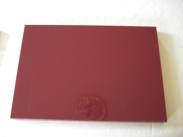 Material: Senosan(R) Hochglanz
Farbe: Rubinrot
Dieser komische "Fleck" ist die sich spiegelnde Deckenlampe