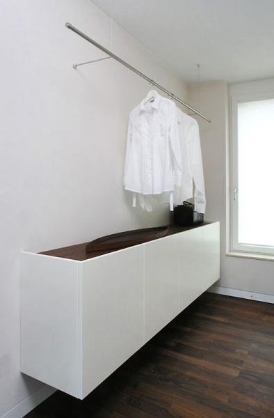 Sideboard mit filigraner Kleiderstange zum Auslüften einzelner Kleidungsstücke