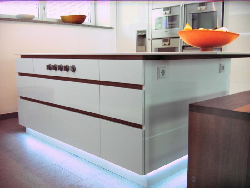 Sockel mit LED-Beleuchtung
Auch die Oberschränke können so hinterleuchtet werden