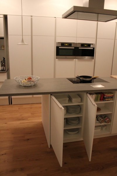 Stauraum hinter der Insel.
Ja ich weiß die Öffnungsrichtung ist etwas ungeschickt ... läßt man Schatz und den Küchenbauer 30 min alleine.