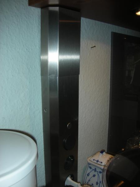 Thebo-Steckdosen-Leiste mit Lichtschalter und "Verlängerungsblech" - Wandvariante - möglicher Abstand APL-Hängeschrank 58 cm