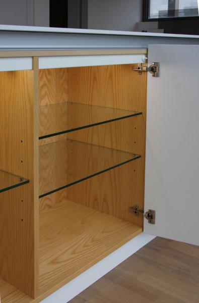 Unterschränke Insel außen in Esche mit Glasböden und Beleuchtung