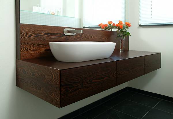 Waschtisch in Wenge wandhängend
Fronten umlaufend auf Gehrung