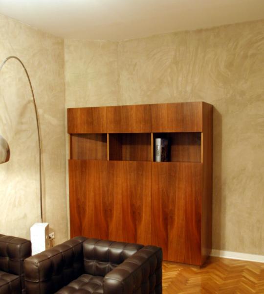 Wohnraumschrank in Nußbaum-Furnier