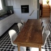 Moderne schwarz-weiße Küche mit Holztisch