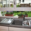 Leicht-Küche mit Glasfronten, Silestone und Silgranitspüle von Blanco