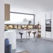 Die modularen Aufsatzregale tragen zu einer optischen Auflockerung der Küche bei und geben dem Raum eine eigenständige Persönlichkeit. (Foto: LEICHT)