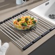 Wenn der Auflauf direkt aus dem Ofen kommt, dient die Klappmatte insbesondere bei empfindlichen Oberflächen als ideale Abstellfläche.