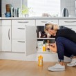 Ständiges Bücken und Hocken sind ein Zeichen für fehlende Ergonomie in der Küche. Schubladen bringen hier Abhilfe.