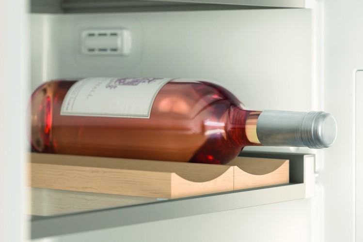 Solide Flaschenhalter aus hochwertigem Ahornholz im Kühlschrank bewahren wertvolle Weinflaschen mit der Sorgfalt auf, die sie verdienen. Foto: Gaggenau