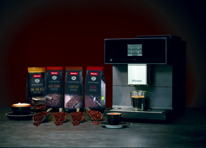 Miele Black Edition: Vier optimal auf die individuelle Zubereitung und den Miele Vollautomaten abgestimmte Biokaffeesorten lassen das Herz von Kaffeeliebhabern höher schlagen. Im Bild von links nach rechts: Miele Black Edition ONE FOR ALL; CAFÈ CREMA; ESP