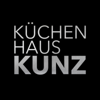 Kuechenhaus-Kunz-Logo-hoch-3D-auf Schwarz