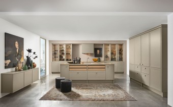 Die Front TORINO LACK, hier in Lava softmatt, eröffnet mit der Neuen Klassik eine ganz eigene, faszinierende Stilwelt innerhalb des Mattlackkonzepts von Nolte Küchen. Die minimalistische Klarheit des Designs ist an das Art déco angelehnt. Foto: Nolte