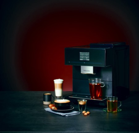 Kaffee oder Tee? 16 erlesene Kaffeespezialitäten und Heißwasser für Tee lassen sich per Fingertipp im Miele Kaffeevollautomat CM 7750 CoffeeSelect zubereiten.