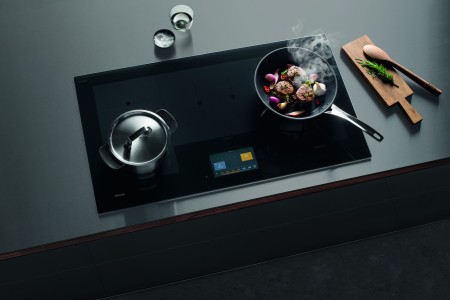 Das Miele-Induktionskochfeld KM 7999 bietet flexiblen Raum für bis zu fünf Kochgeschirre und wird über ein Touch-Display bedient. (Foto: Miele)