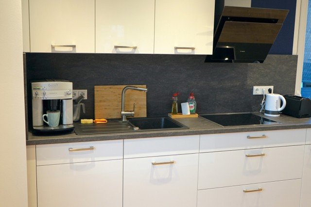 Einbauküche mit Arbeitsblock und Theke | Elektrogeräte von Bosch und NEFF