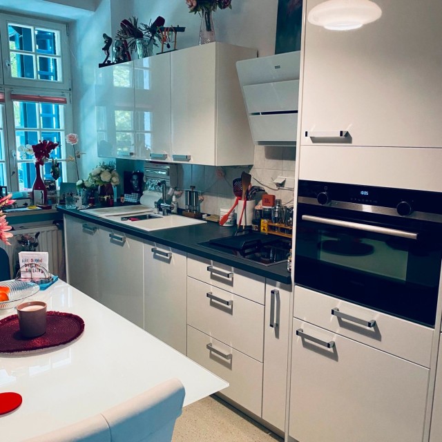 Laila Burger Küche mit Elektrogeräten 3 Jahre alt,  12.000€ Neupreis/3.999 VB